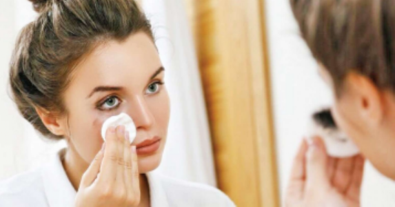 मेकअप उतरवण्याच्या काही टिप्स अमलात आणा